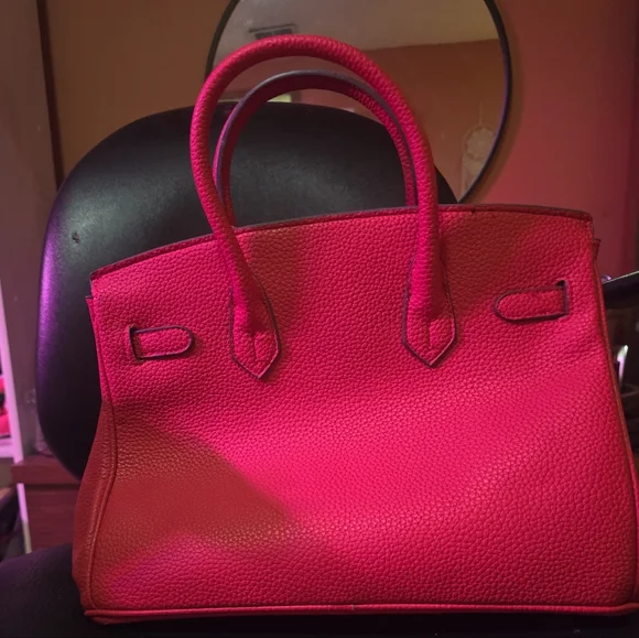 Elegant Red Handbag With Key And Lock And Purse Scarf - Picture 5 of 7